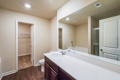 013 Bathroom ET51052