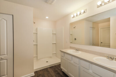 009 photo main bathroom 10144423