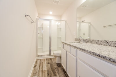 007 photo main bathroom 12578900