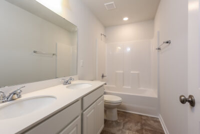 008 photo main bathroom 10593360