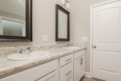 008 photo main bathroom 10143316