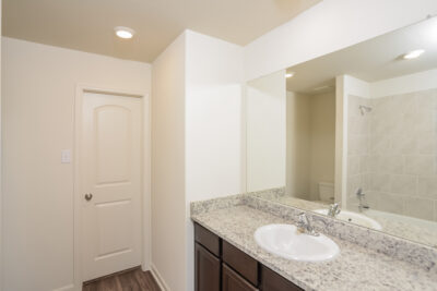 008 photo main bathroom 10143155