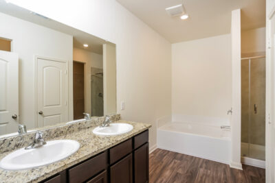 007 photo main bathroom 10144236